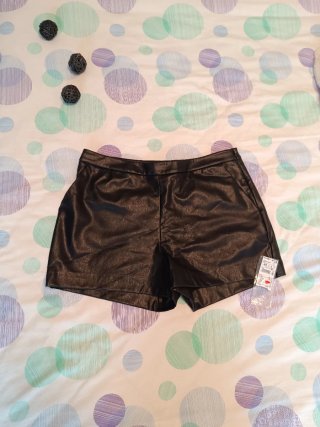Shorts efecto piel negros