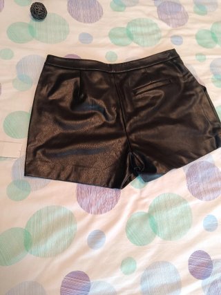 Shorts efecto piel negros