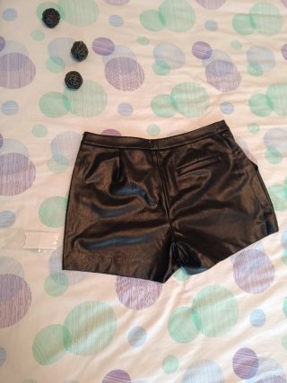 Shorts efecto piel negros