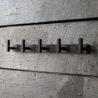 Perchero de pared metálico gris