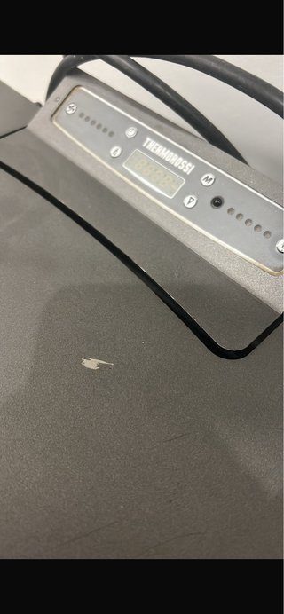 Estufa de pellets negra y gris