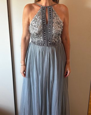 Vestido invitada gris plateado lentejuelas