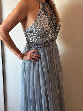 Vestido invitada gris plateado lentejuelas