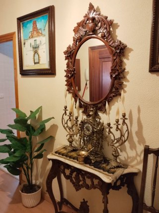 Mueble recibidor clásico con espejo