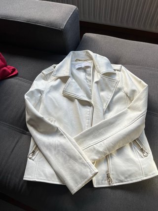 Cazadora efecto piel blanca