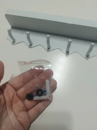 Colgador de pared blanco con 6 ganchos
