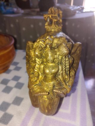Figura de laton antigua. Y la vendo por 200 euros