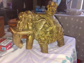 Figura de laton antigua. Y la vendo por 200 euros