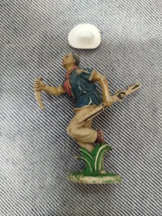 Figura de explorador con pico y rifle