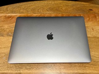 APPLE - MacBook Pro 15” Plata/Gris Espacial