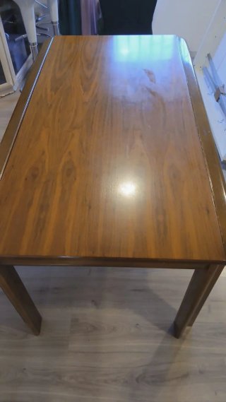 Mesa de comedor de madera