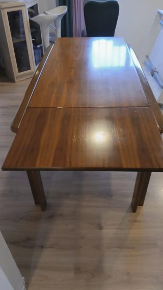 Mesa de comedor de madera