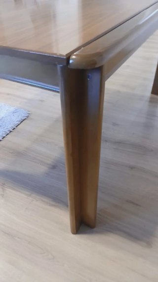 Mesa de comedor de madera
