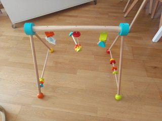 Gimnasio de madera para bebé