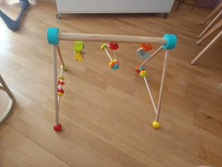 Gimnasio de madera para bebé