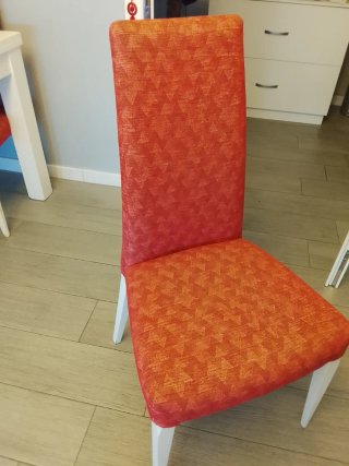 Mesa de comedor blanca con sillas rojas