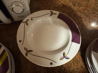 Vajilla de cerámica con diseño floral morado