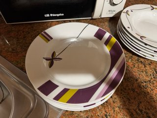 Vajilla de cerámica con diseño floral morado