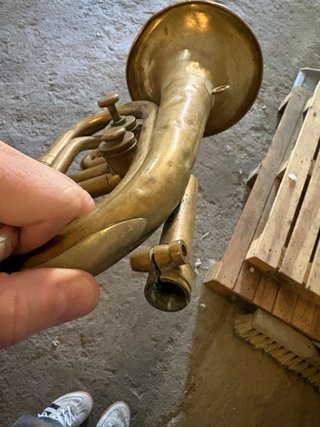 2 Cornetas de pistón de latón decorativas