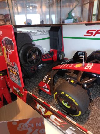 Maisto Ferrari SF-23 RC Racing 1/10