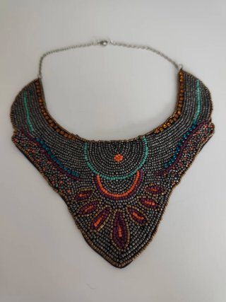 Collar llamativo de abalorios