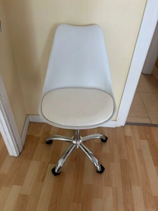 Silla giratoria blanca y plateada