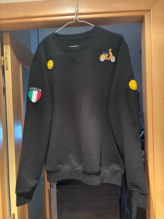 Sudadera negra con parches