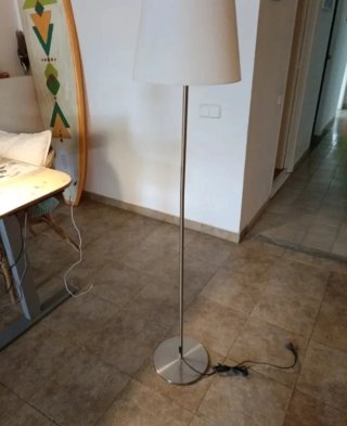 Lámpara de pie moderna plateada y blanca