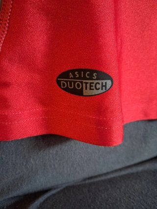 Camiseta deportiva ASICS roja y negra
