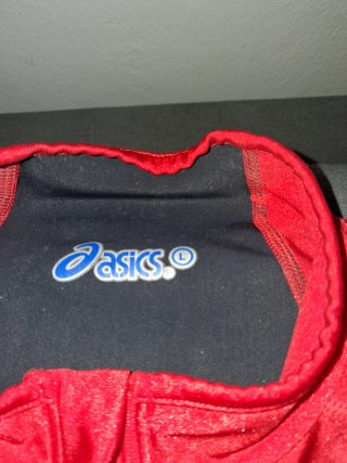 Camiseta deportiva ASICS roja y negra