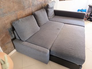 Sofá-cama gris de tela