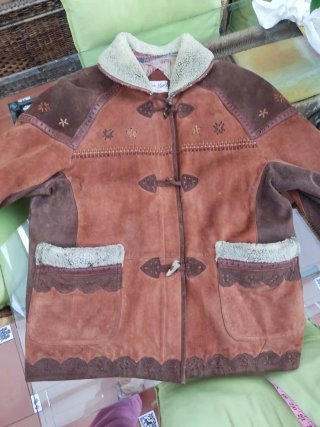 Abrigo de piel marrón y beige