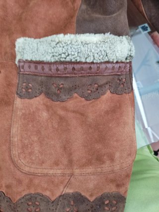 Abrigo de piel marrón y beige