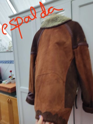 Abrigo de piel marrón y beige