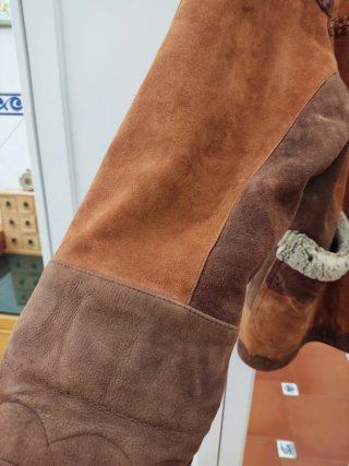 Abrigo de piel marrón y beige