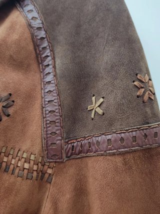 Abrigo de piel marrón y beige