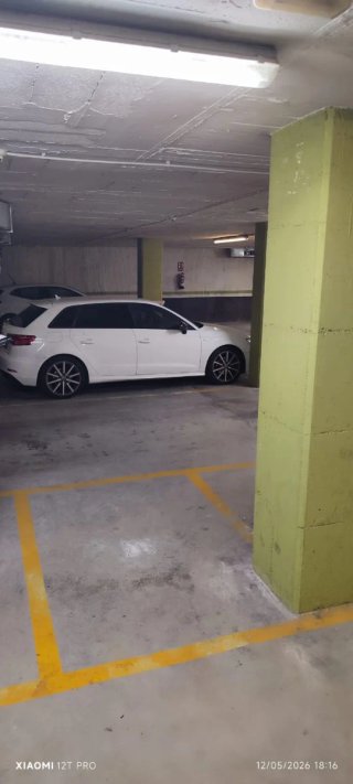 2 plazas de parking para moto grande.
