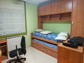 Se ofrece piso para compartir