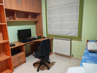 Se ofrece piso para compartir