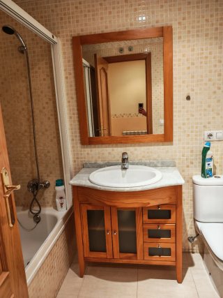 Se ofrece piso para compartir