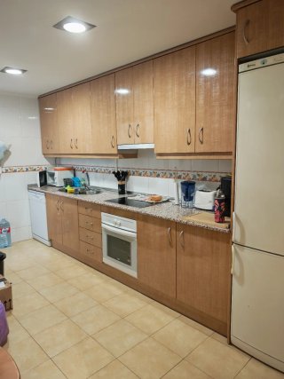 Se ofrece piso para compartir