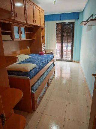 Se ofrece piso para compartir