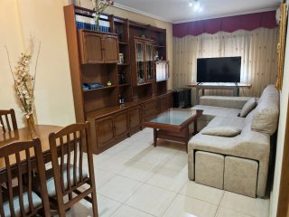Se ofrece piso para compartir