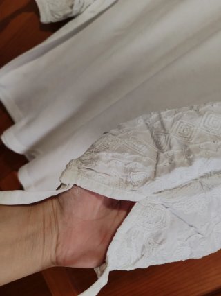 Camiseta Yessica blanca mangas encaje. Ver medidas