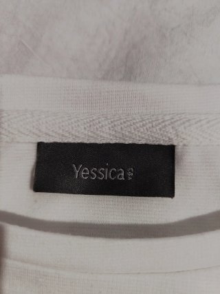 Camiseta Yessica blanca mangas encaje. Ver medidas
