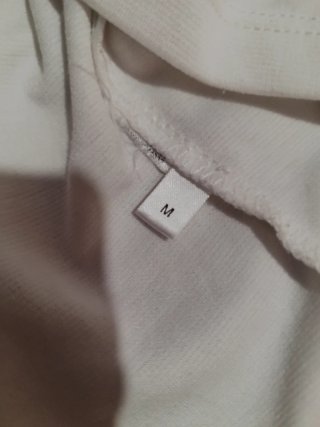 Camiseta Yessica blanca mangas encaje. Ver medidas