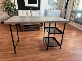 Escritorio IKEA LAGKAPTEN con estantes