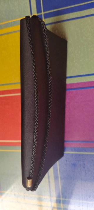 Bolso de mano negro con pedrería