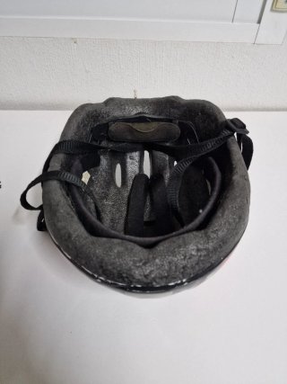 Casco de bicicleta rojo, negro y dorado