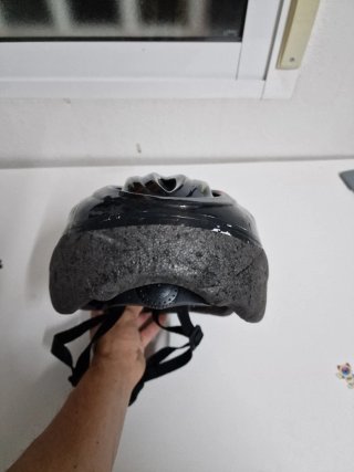 Casco de bicicleta rojo, negro y dorado